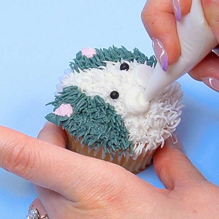 piping muzzle onto kitten cupcake