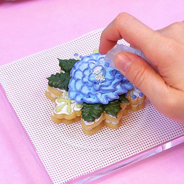 adding edible glitter to center of buttercream flower