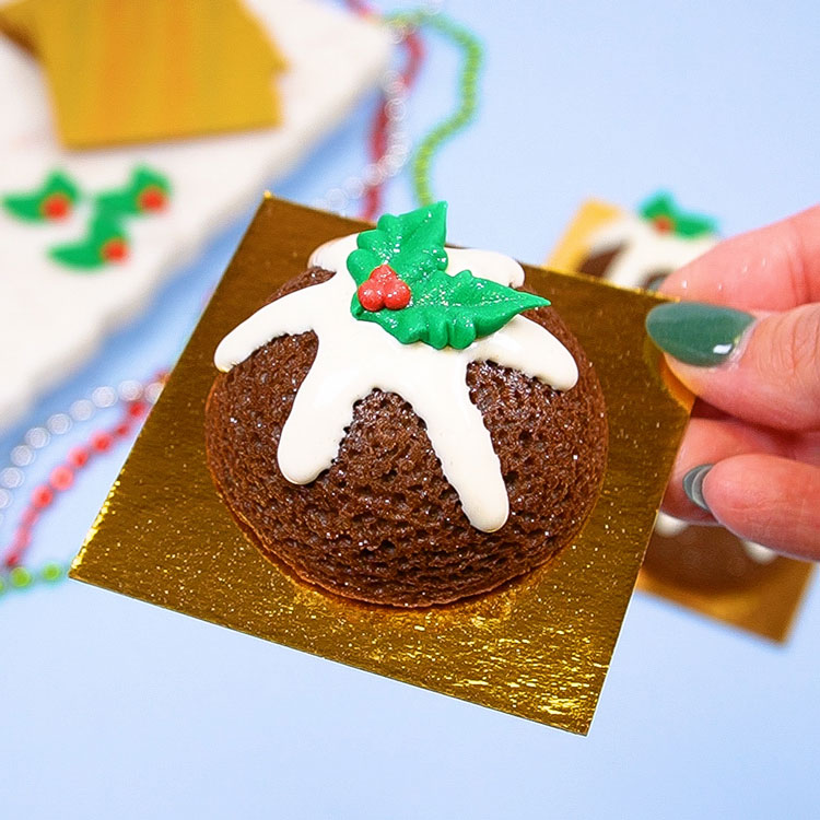 decorated mini gingerbread cake