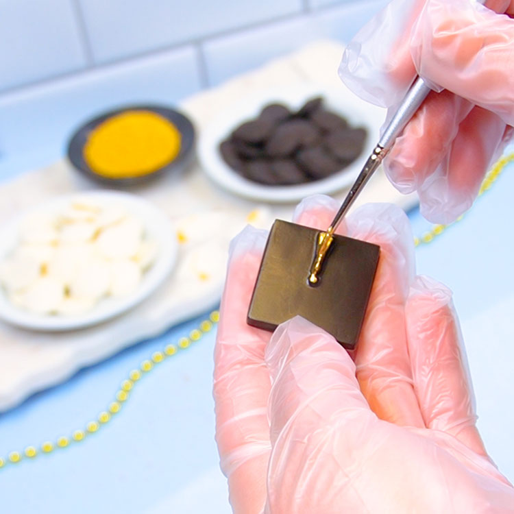 painting the graduation cap tassle with edible gold paint