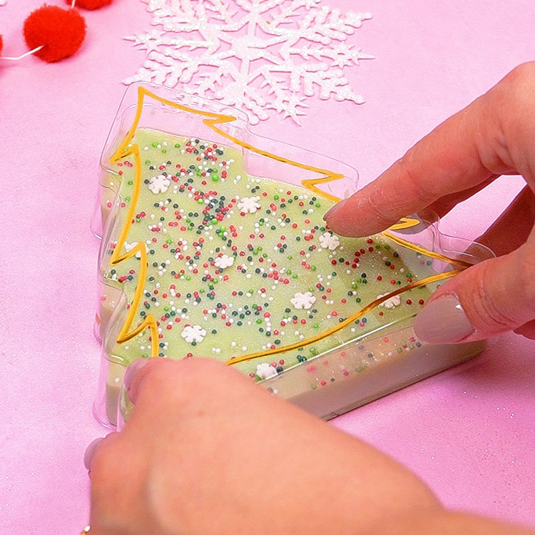 adding lid to christmas tree box