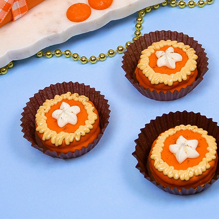 adding pumpkin pie spice to dipped cookie