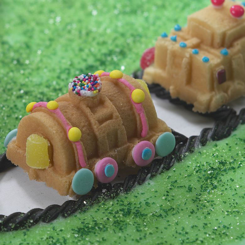 Train Cake Pan With Multiple Cars – Flexique
